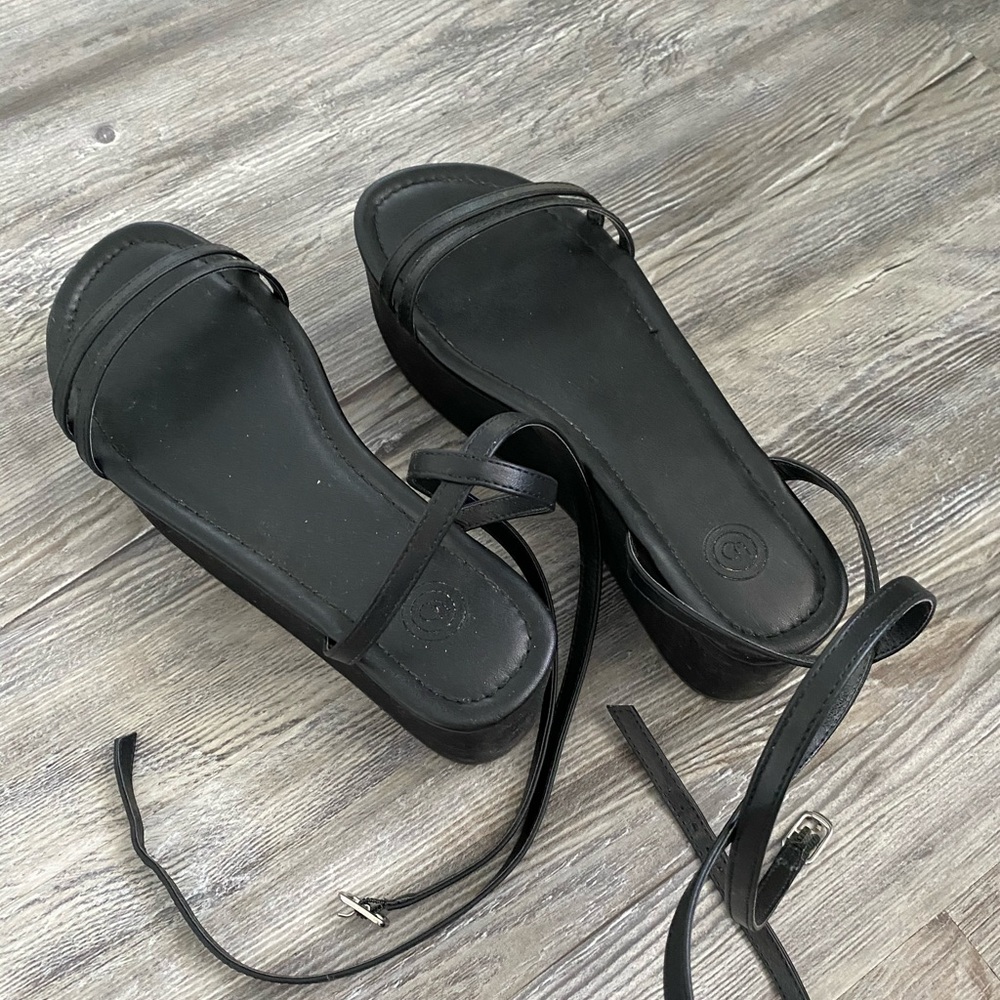 Like new platform sandal UO black size 7.